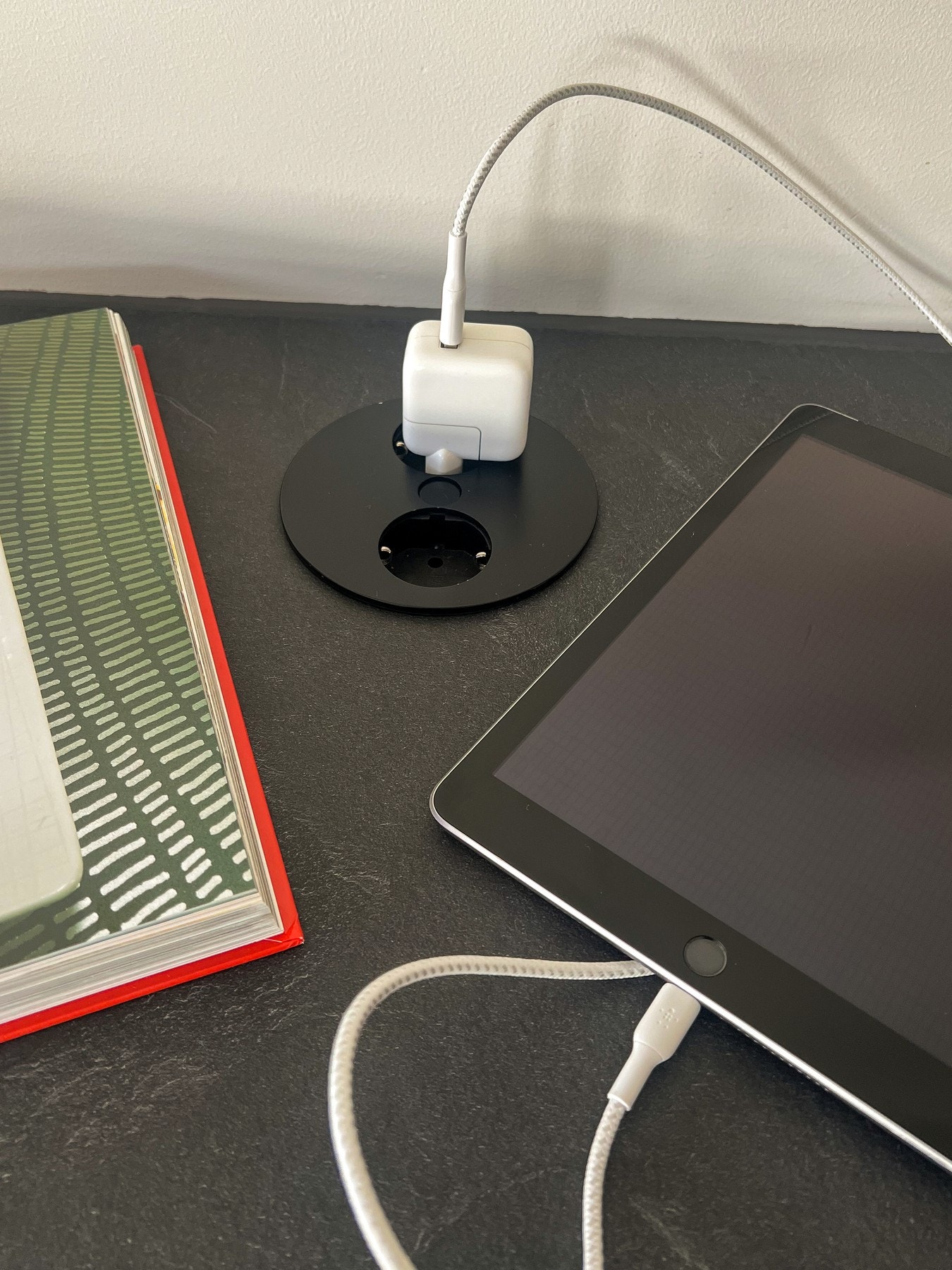 Benkeplaten er utstyrt med nedfelte stikkontakter som gir en praktisk løsning for bruk av kjøkkenapparater. Galleribilde