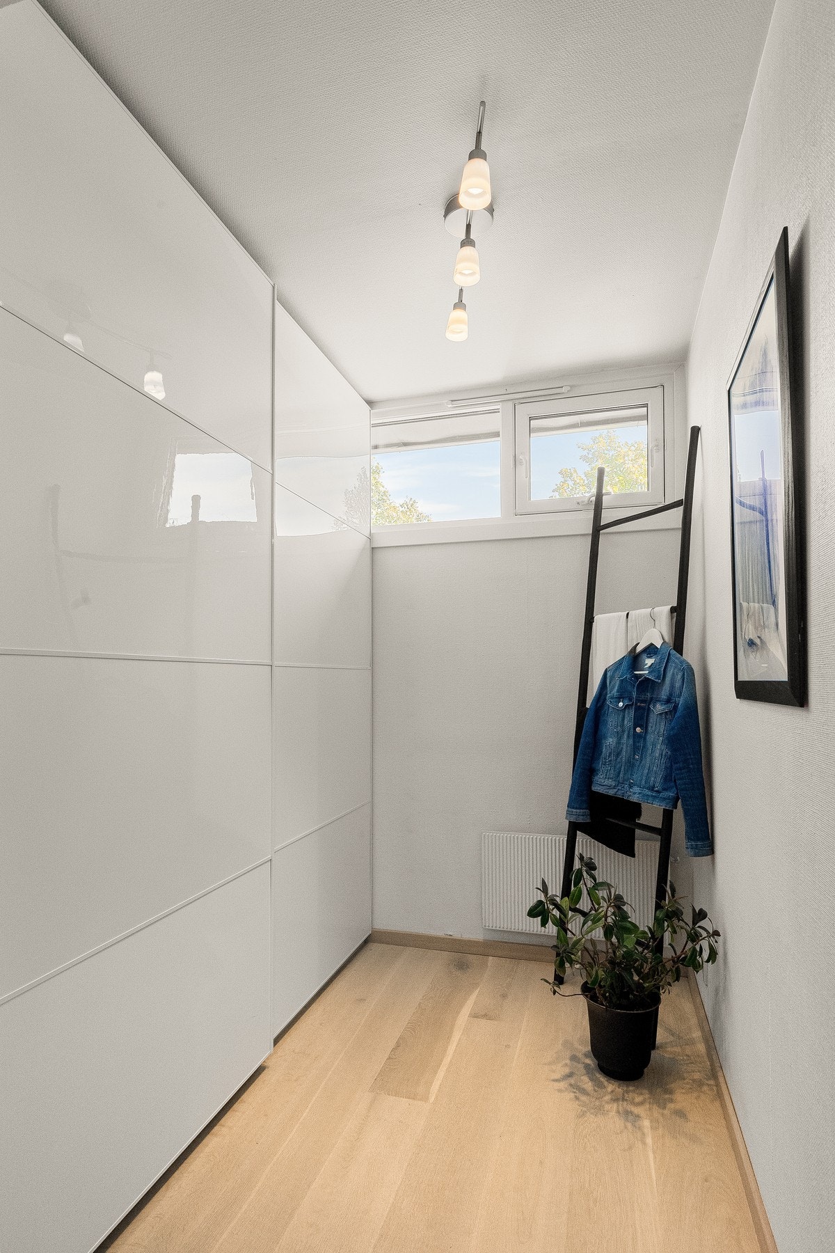 Gode oppbevaringsmuligheter i omkledningsrom. Galleribilde