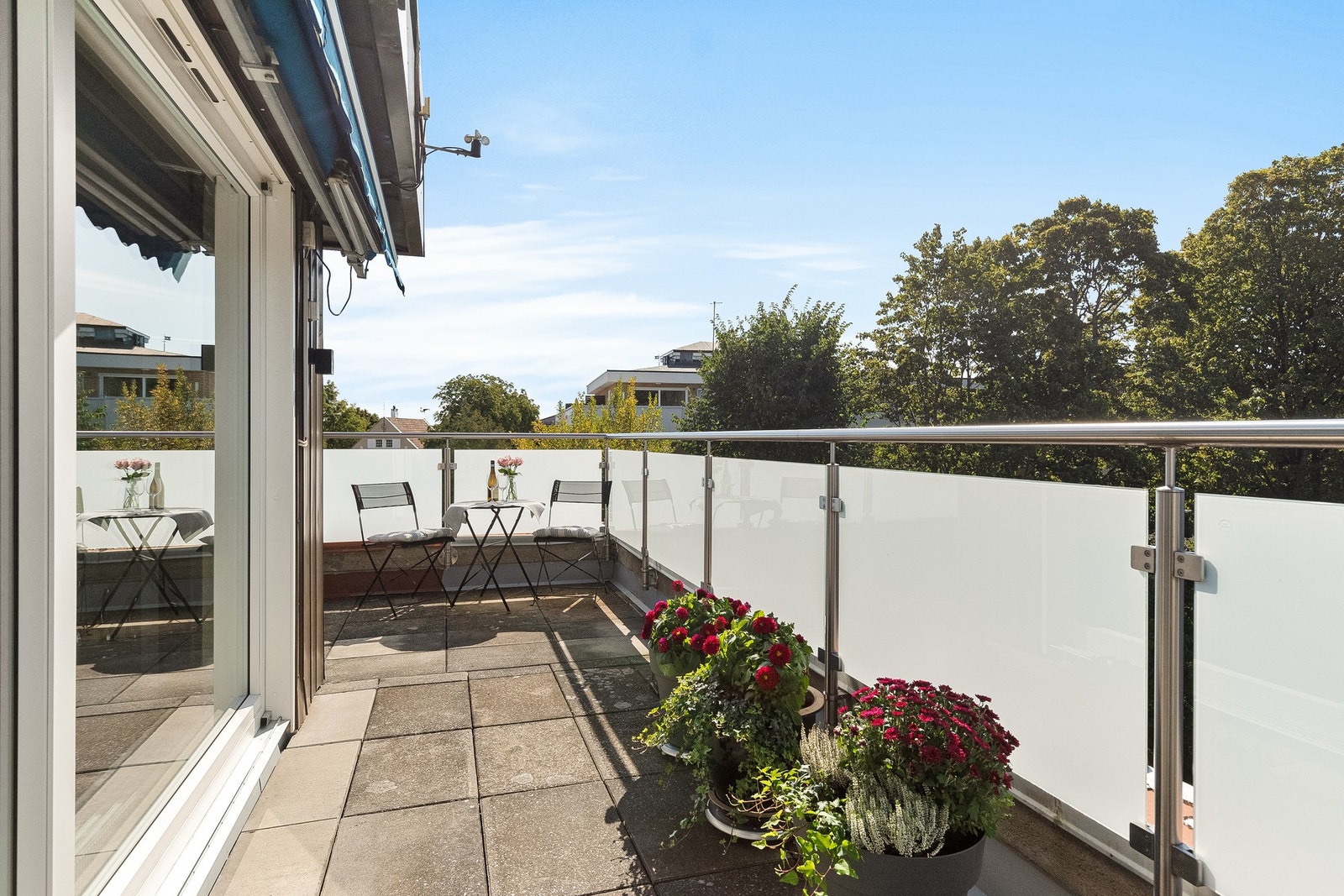 Terrassen omkranser leiligheten, noe som gir solforhold fra morgen til kveld og mulighet til å følge solen gjennom hele dagen. Galleribilde