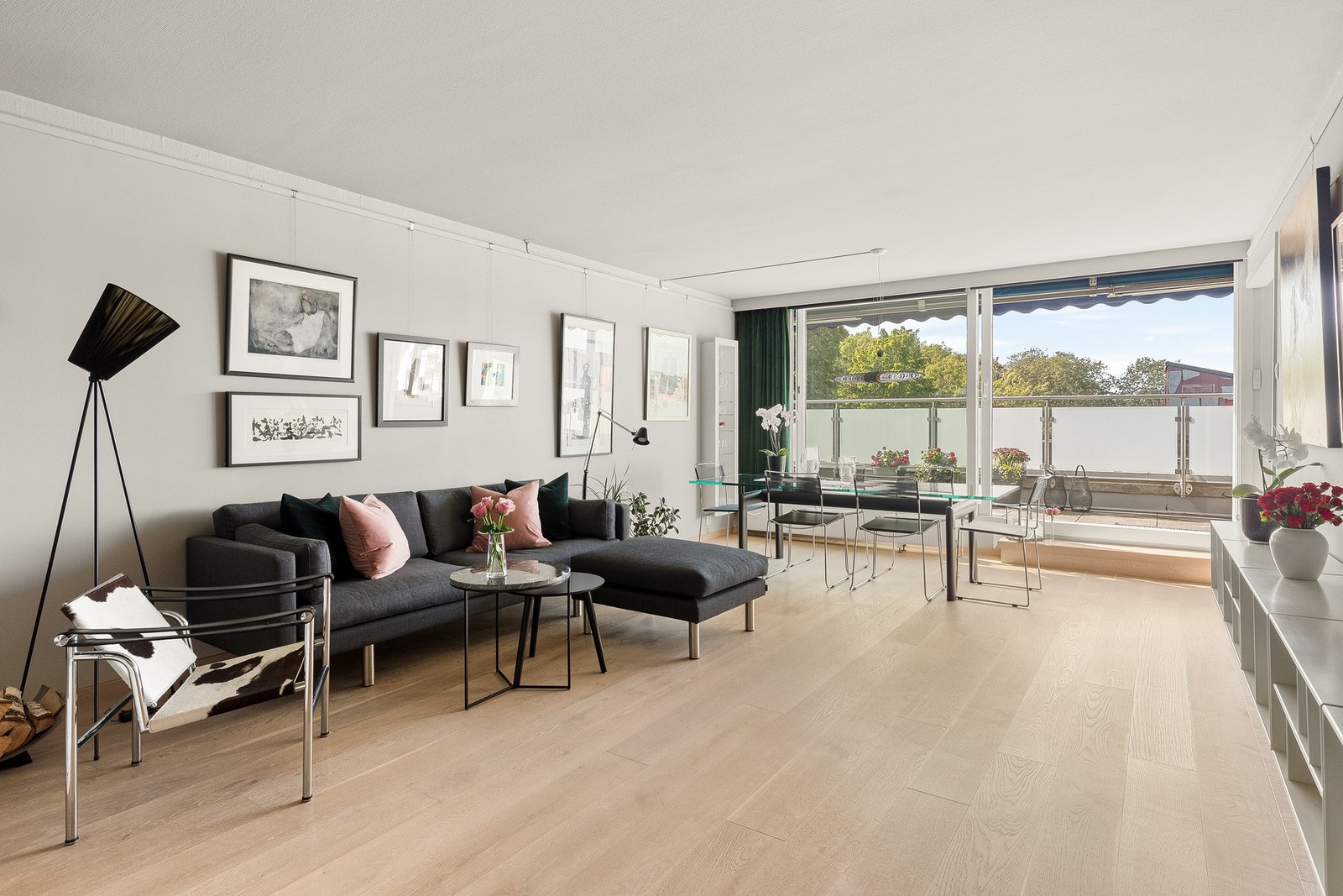 Lys og delikat 2-roms toppleilighet med enkel heisadkomst. Galleribilde