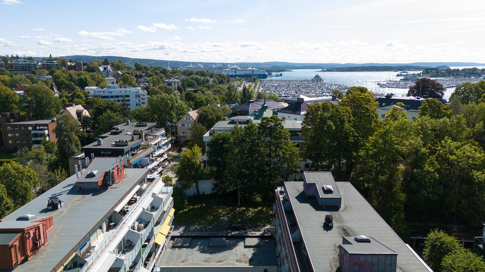 Her får du den ideelle kombinasjonen av å bo i et rolig, veletablert boligområde, samtidig som byens pulserende liv er rett rundt hjørnet. Galleribilde