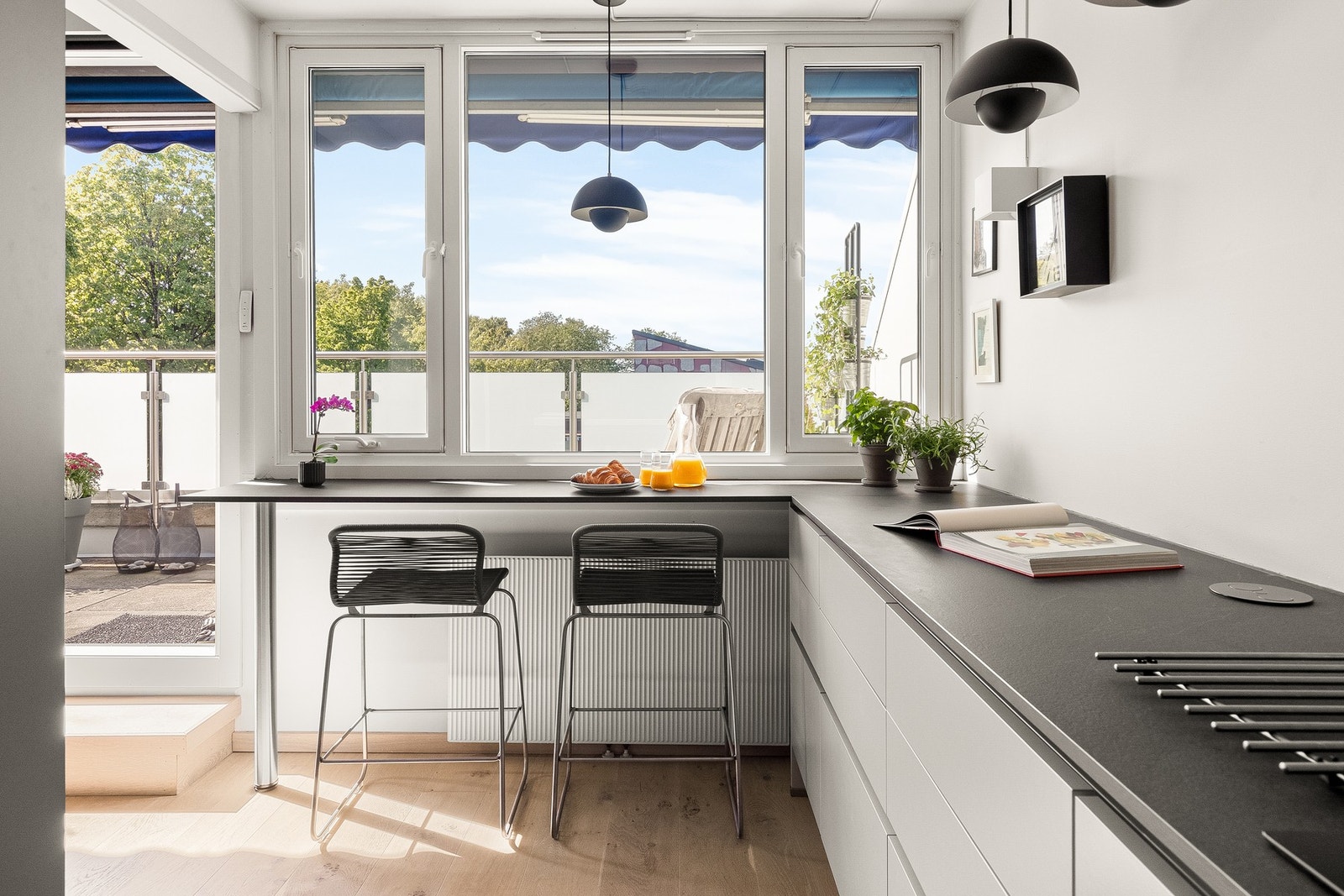 Innredningen er smart utvidet med en barløsning med plass til to stoler - perfekt for en hyggelig frokoststund. Galleribilde