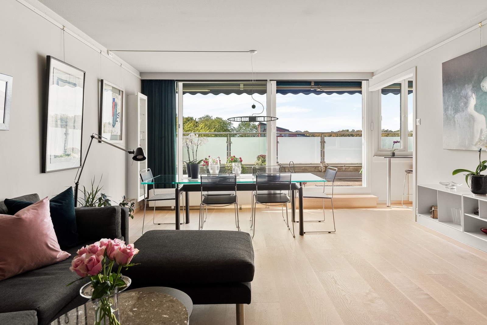 De store vindusflatene gir rikelig med naturlig lysinnslipp. Montert innvendig solskjerming på stuevinduer. Galleribilde