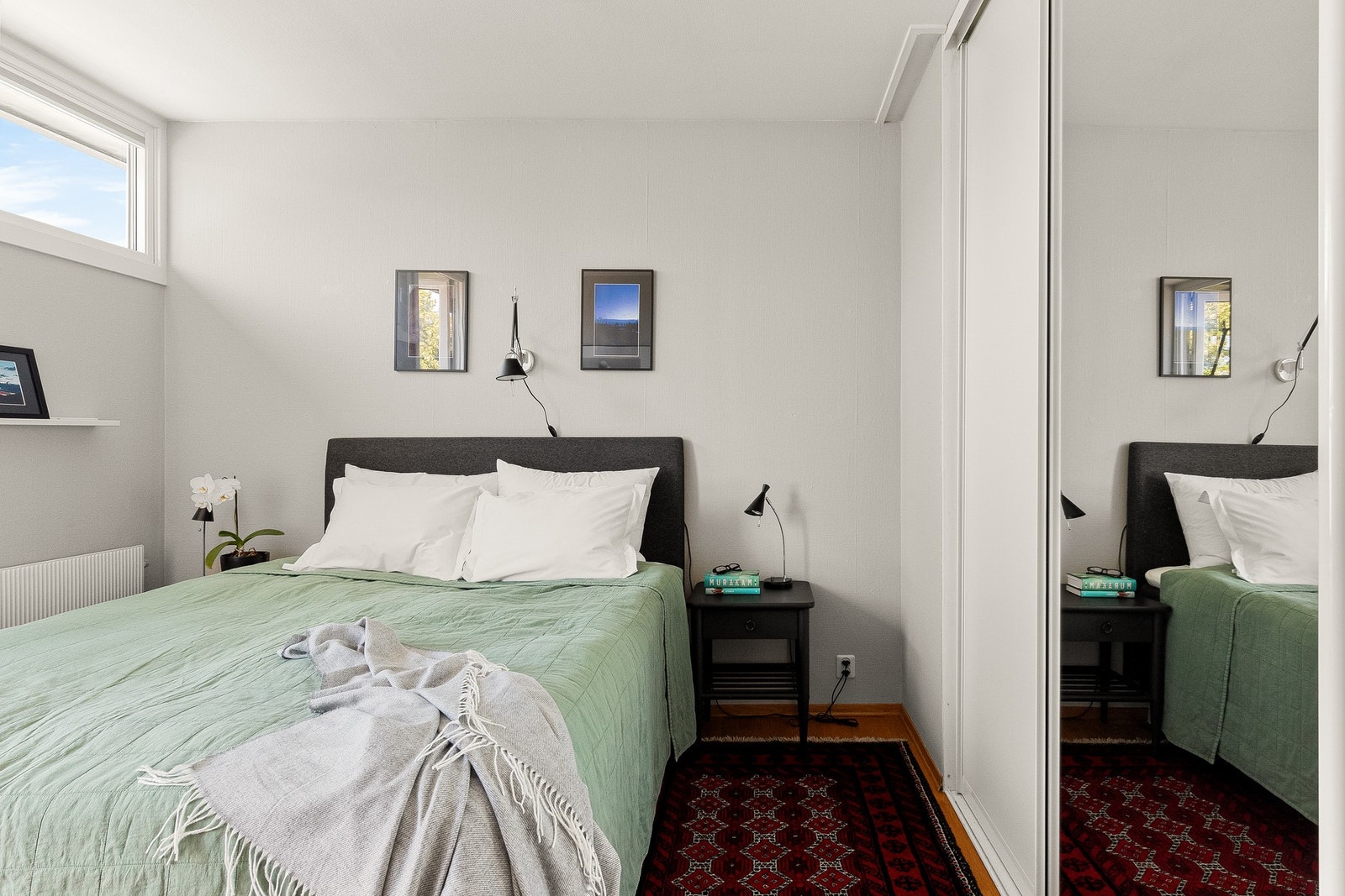 Rommet er innredet med en skyvedørsgarderobe. Galleribilde