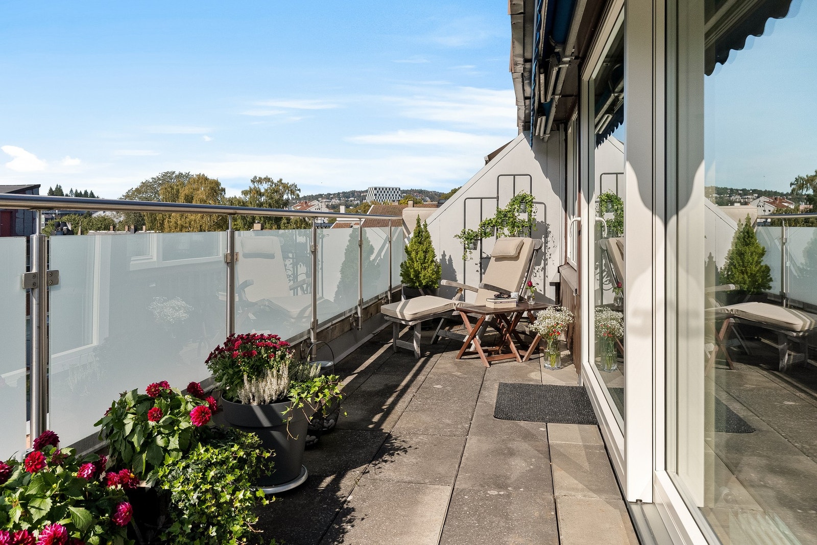 Leiligheten forlenges av en privat takterrasse på hele 53 kvm. Galleribilde