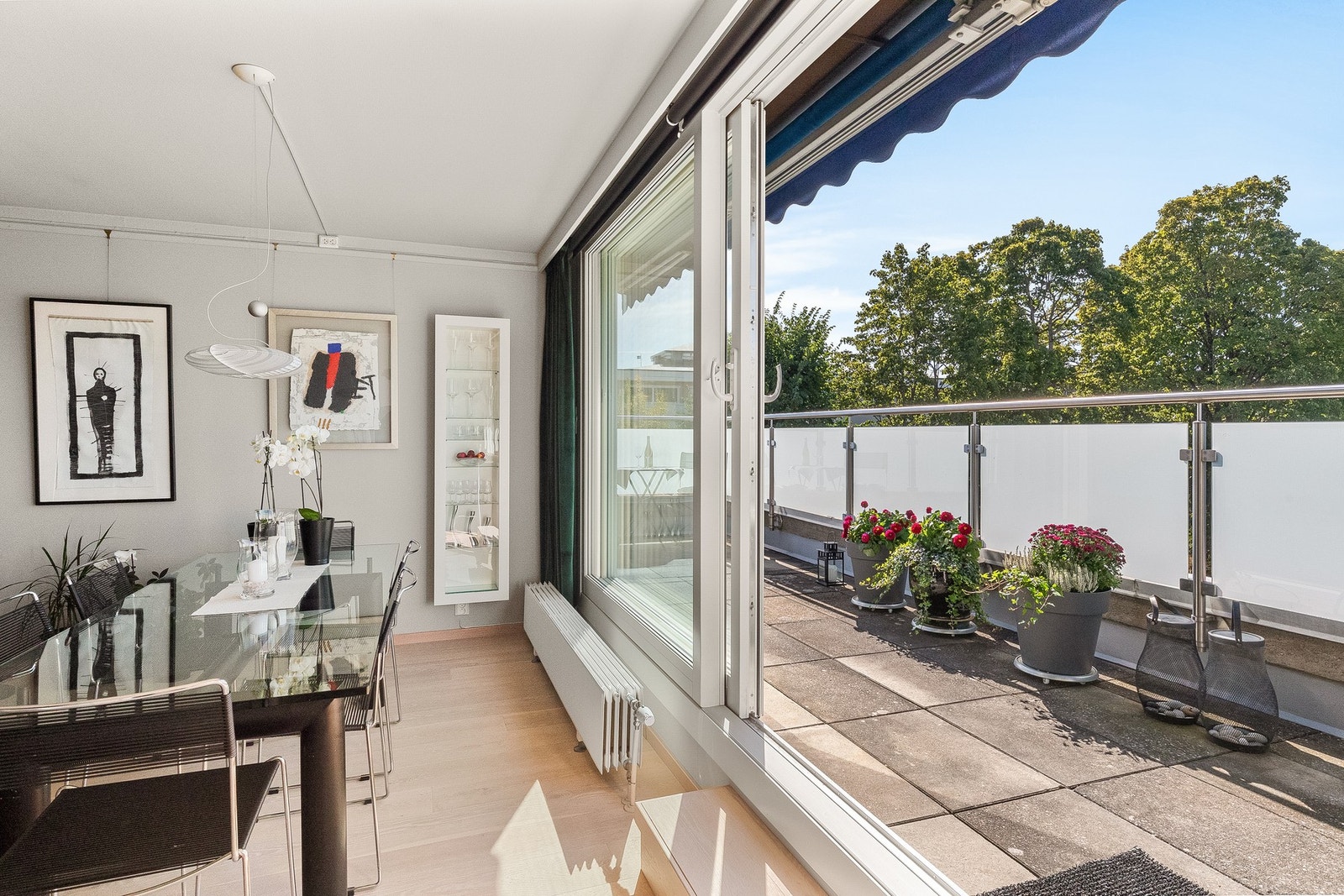 Stor skyvedør i stue som gir en sømløs overgang mellom ute og inne. Galleribilde