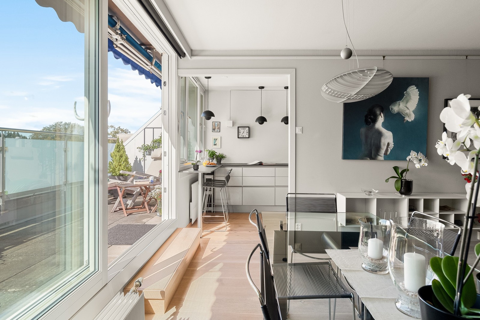 Tidløse materialvalg og enstavs parkett på gulv. Galleribilde