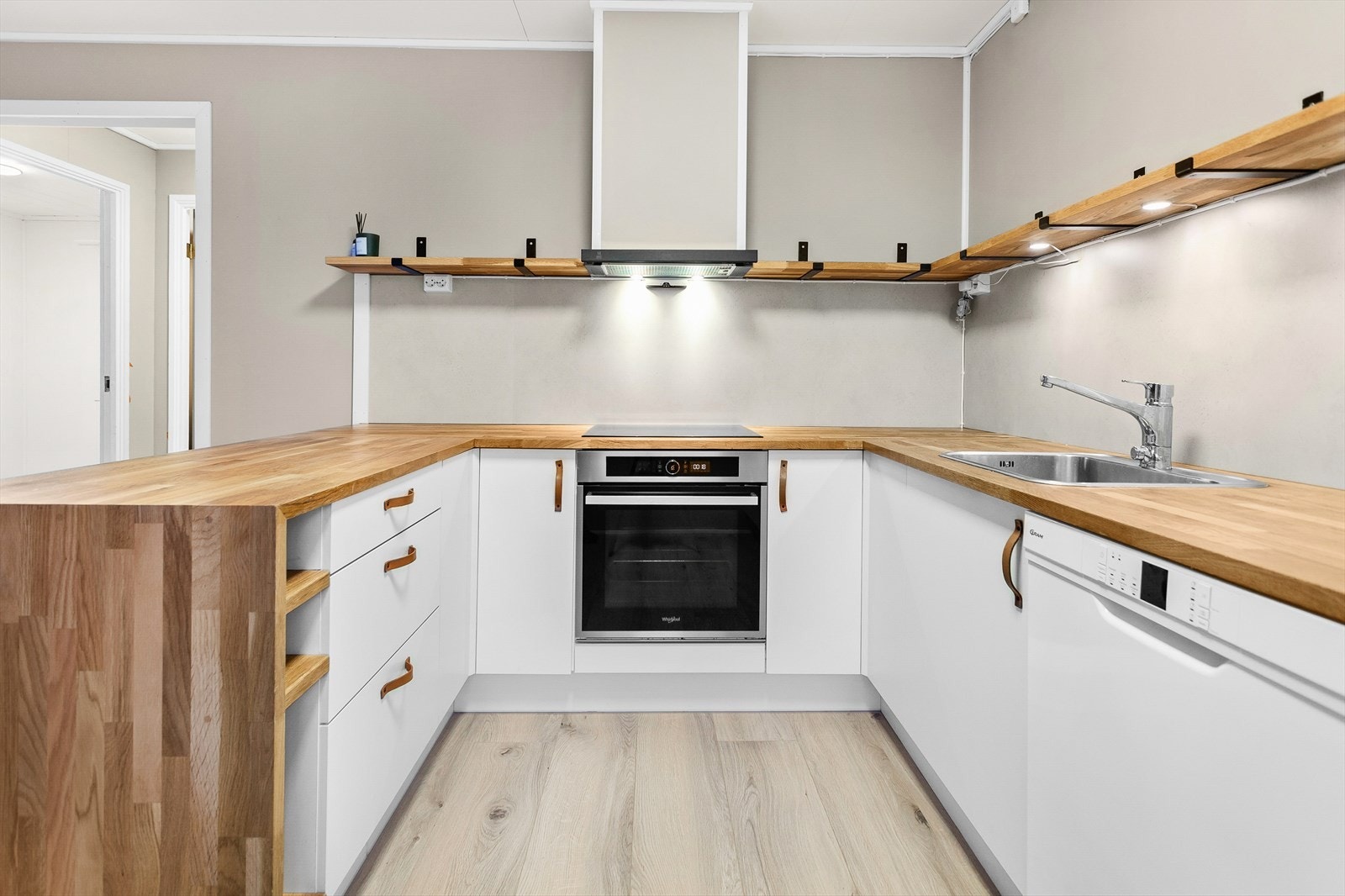 Kjøkkenet har innredning med glatte fronter, benkeplaten er av eik heltre Galleribilde