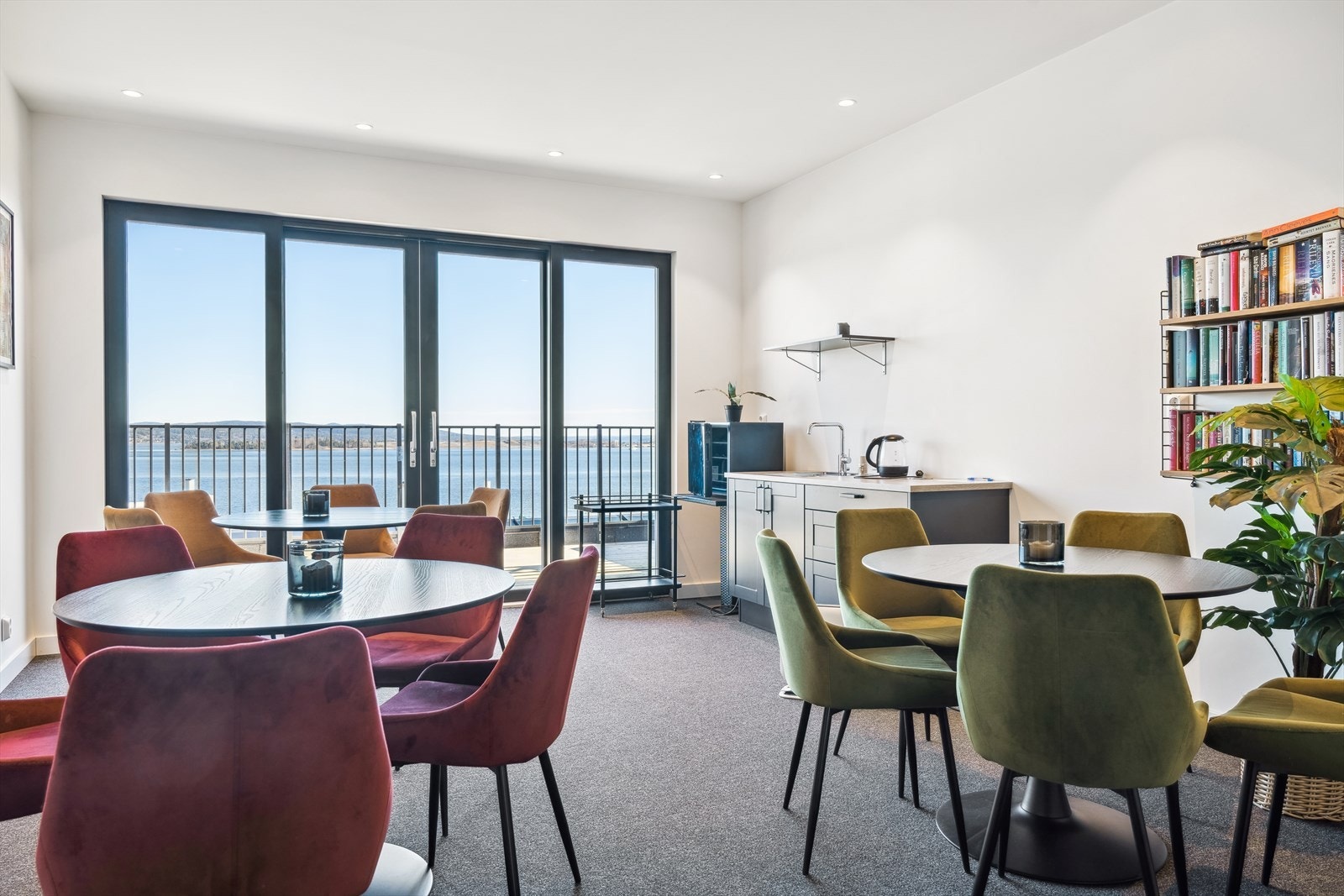 Felles loungerom (kan leies til spesielle anledninger) med sjøutsikt og med utgang til felles terrasse Galleribilde