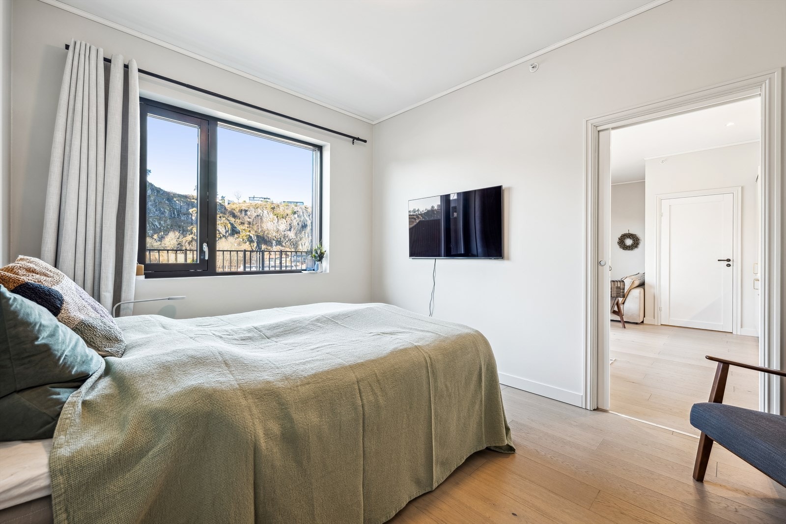 Hovedsoverom med god plass til dobbeltseng og garderobe. Galleribilde