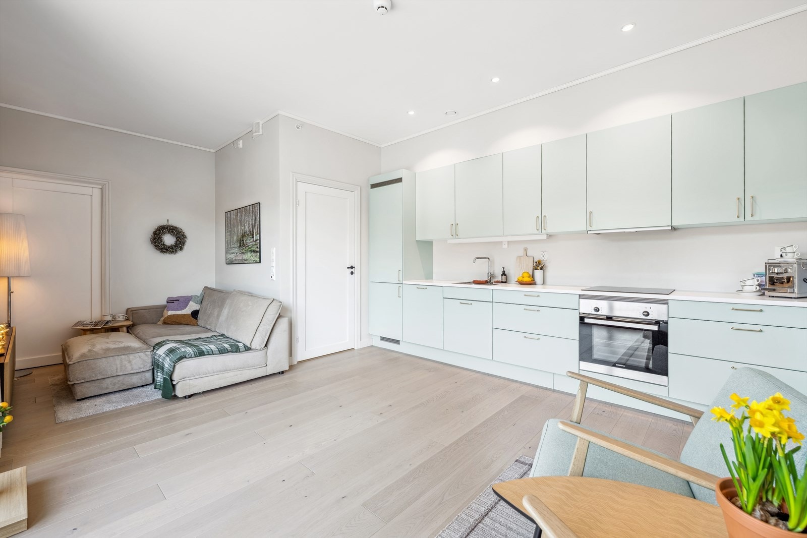 Koselig kjøkken i åpen løsning med stue. Galleribilde