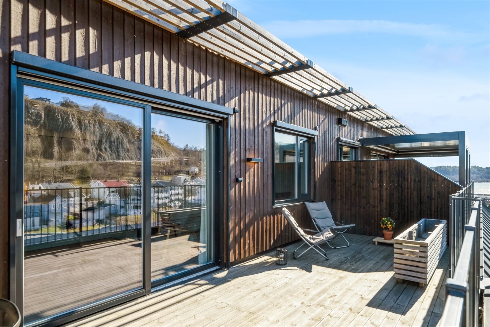 Leiligheten er beliggende i toppetasjen (6.etg.). Terrassen er på hele 28 kvm og har god plass til utemøbler Galleribilde