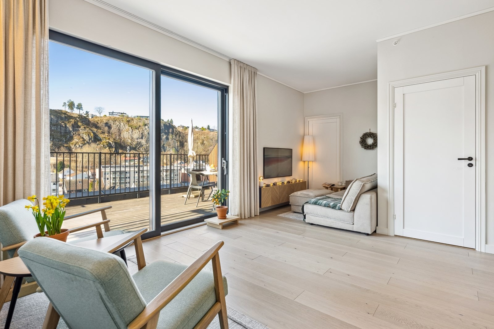 Ekstra takhøyde og profilert listverk er detaljer som nikker til den gamle skolens arkitektoniske særpreg Galleribilde