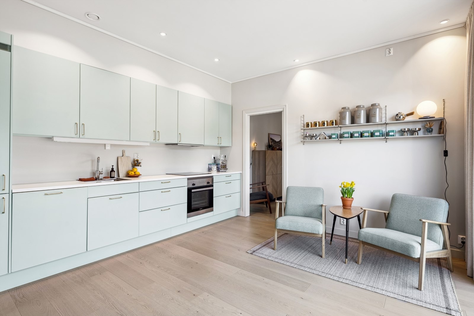 Kjøkkenet har pen innredning med slette fronter og med laminat benkeplate. Galleribilde