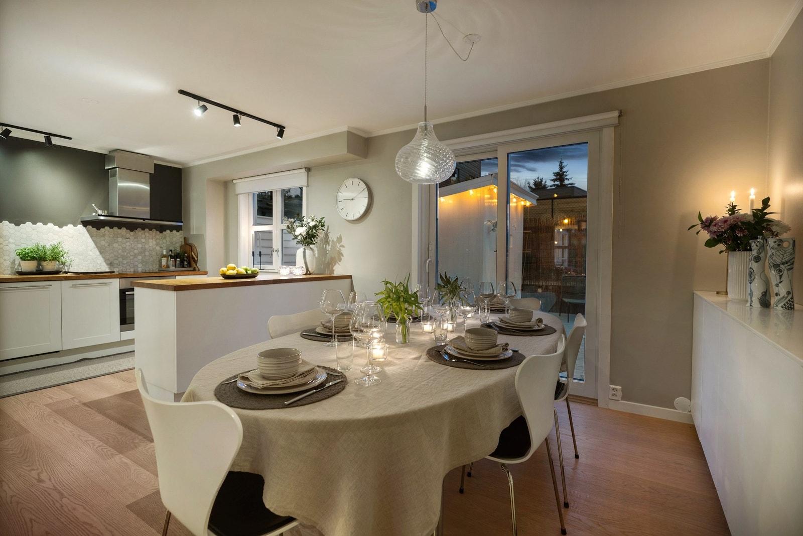 Kjøkkenet og spisestuen forener praktiske løsninger og stilfull design. Galleribilde