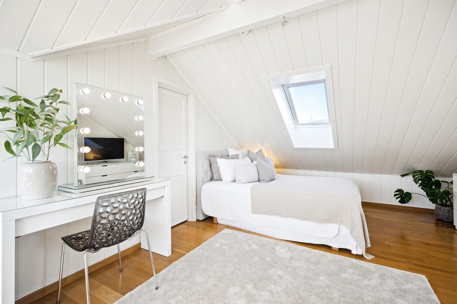 Store vindusflatene slipper inn mengder av naturlig lys som gir en og innbydende opplevelse. Dette er et svært hyggelig rom med fantastiske lysforhold og flott utsikt. Inngang til stor bod med gode oppbevaringsmuligheter. Galleribilde