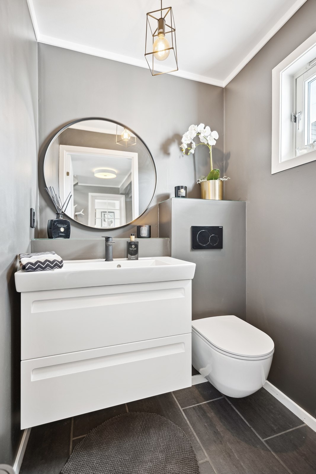 Wc-rom i 1.etg -Baderomsinnredning bestående av Dansani servantskap med glatte fronter og servant i helstøpt plate. Laufen veggfestet toalett med Geberit sisterne og betjeningsknapper. Galleribilde