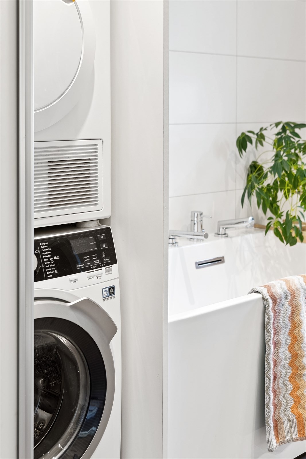 Vaske/tørkesøyle med avløp, elegant skjult bak skyvedører i frostet glass. Galleribilde