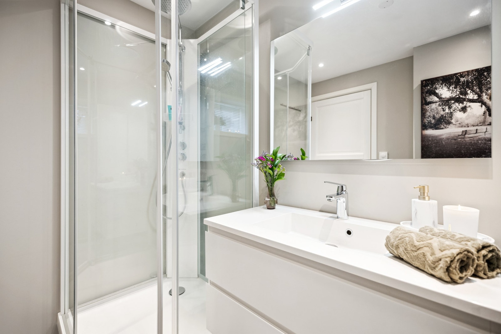 Porsgrunn kvalitetsdusjkabinett med regnfall og hånddusj, servant og høyskap og speil fra INR, Laufen vegghengt toalett med Geberit sisterne og betjeningsknapper. Flott innredning. Gulvvarme. Galleribilde