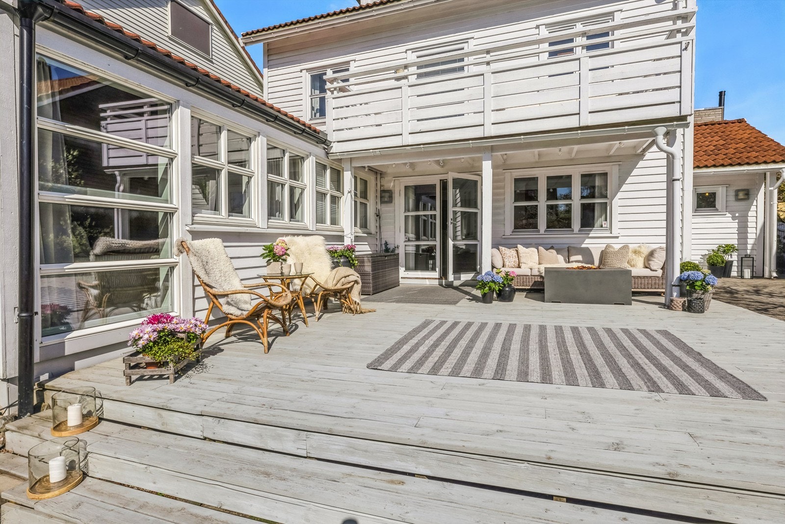 Eiendommen er vakkert opparbeidet med flere solrike uteplasser hvor du kan nyte lange sommerdager. Terrassen med adkomst fra stuen er på ca. 34 kvm. Galleribilde