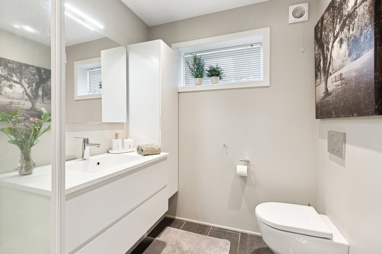 Badet i 1 .etasje ble oppusset i 2021 og er innredet med smakfull innredning som gir et eksklusivt preg. Galleribilde