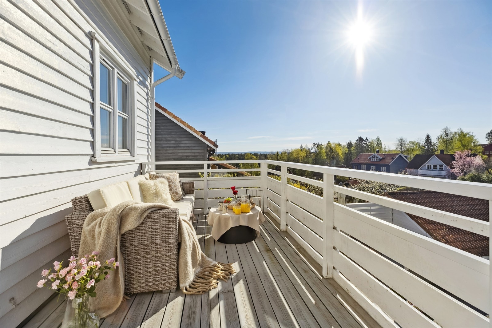 Balkongen med adkomst fra hovedsoverommet har gode solforhold og flott utsyn. Galleribilde