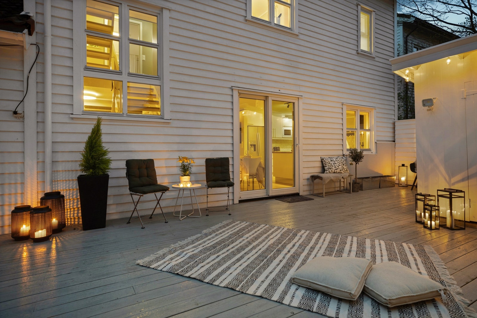 Det er direkte utgang fra kjøkken og spisestue til terrasse på hele ca. 54 kvm. Galleribilde