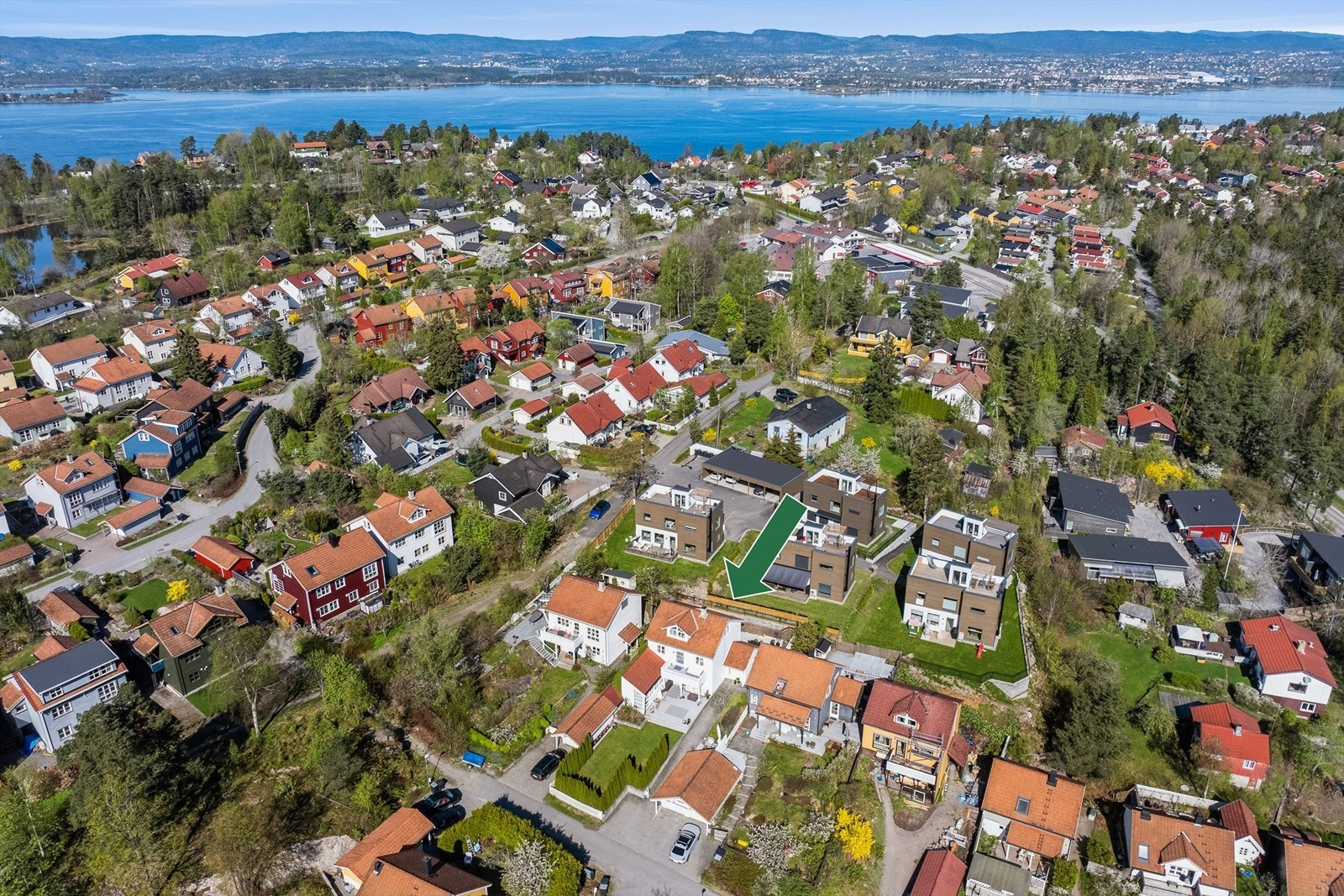 Området gir mulighet for off. kommunikasjon via buss og båt til Lysaker på ca. 9 min og til Aker brygge på ca. 23 minutter. Nærmeste holdeplass er Skoklekroken og ligger få minutters gange fra boligen. Nærhet til sjøen/badeplass (kun 15min gange). Galleribilde