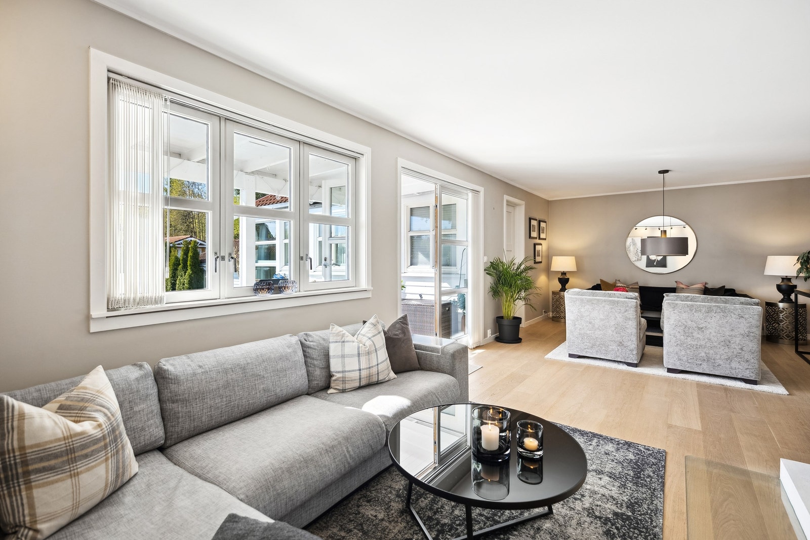 Den elegante stuen har to sittesoner, perfekt for både sosialt samvær og avslapning. Fra stuen er det adkomst ut til en stor, solrik og delvis overbygget terrasse. Galleribilde