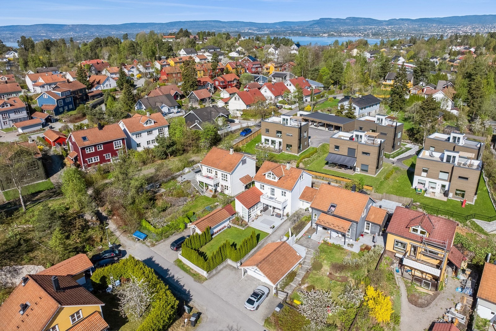 Eiendommen ligger tilbaketrukket og usjenert i blindvei med umiddelbar nærhet til marka. Galleribilde