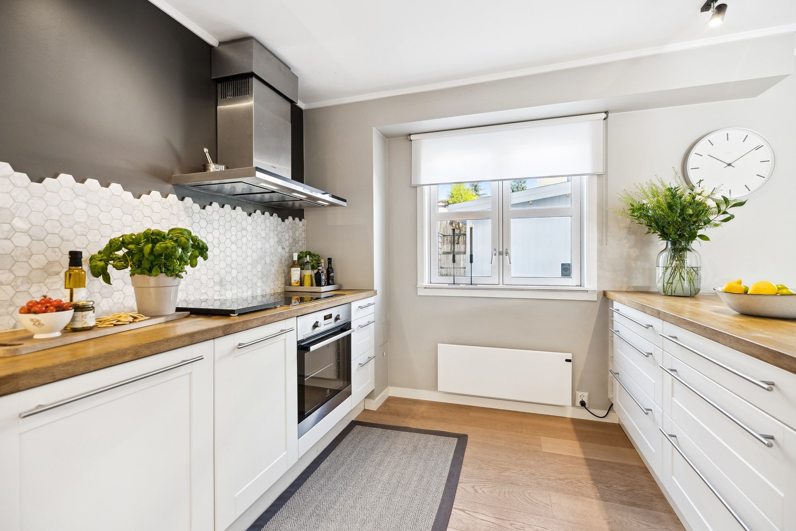 Den lyse og tidløse IKEA-kjøkkeninnredningen fra 2010, med profilerte fronter, står i perfekt harmoni med den solide heltre benkeplaten fra Kvik. Galleribilde