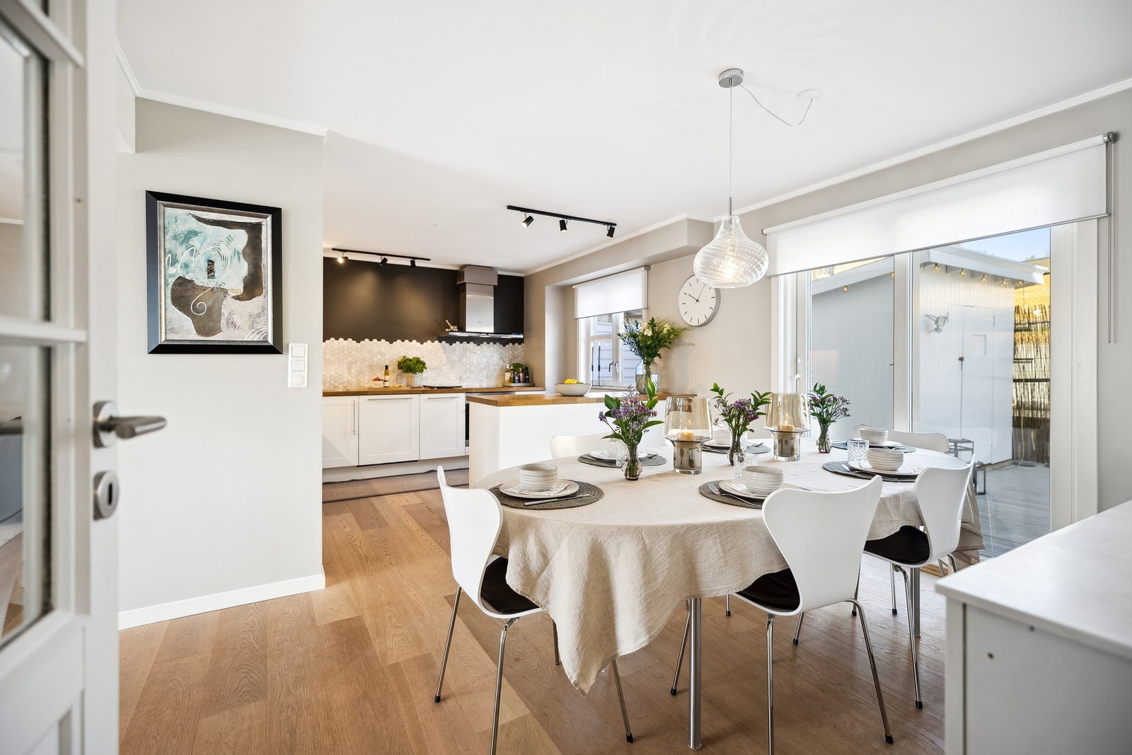 Kjøkken og spisestue i åpen løsning som gir en luftig og sosial atmosfære. Galleribilde