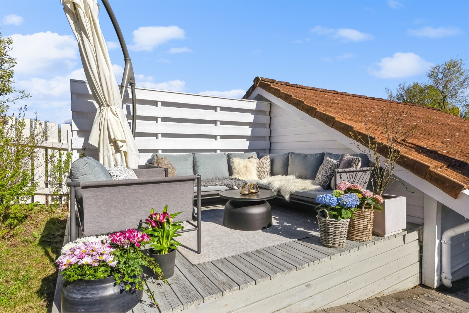 Her kan du nyte ettermiddagssolen i en lun og godt skjermet krok av tomten. Galleribilde