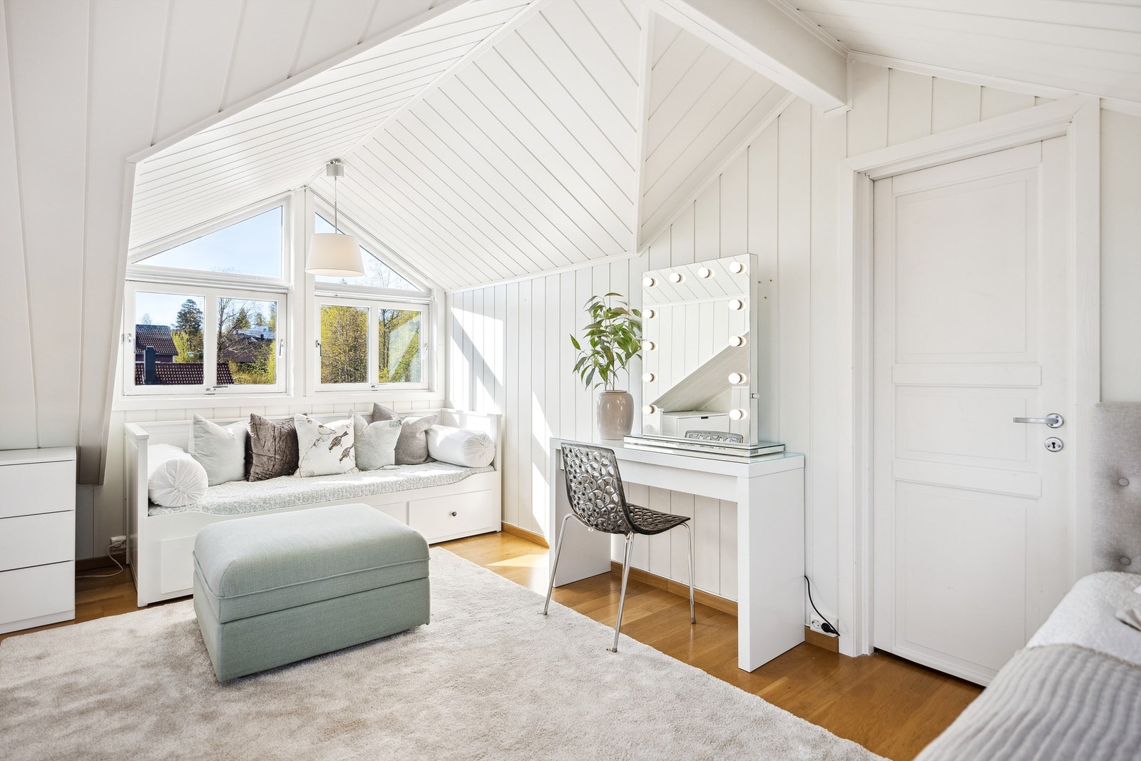 Loftstuen/soverommet er et rom som virkelig skiller seg ut. De flotte takvinklene skaper en unik og sjarmerende atmosfære. Galleribilde