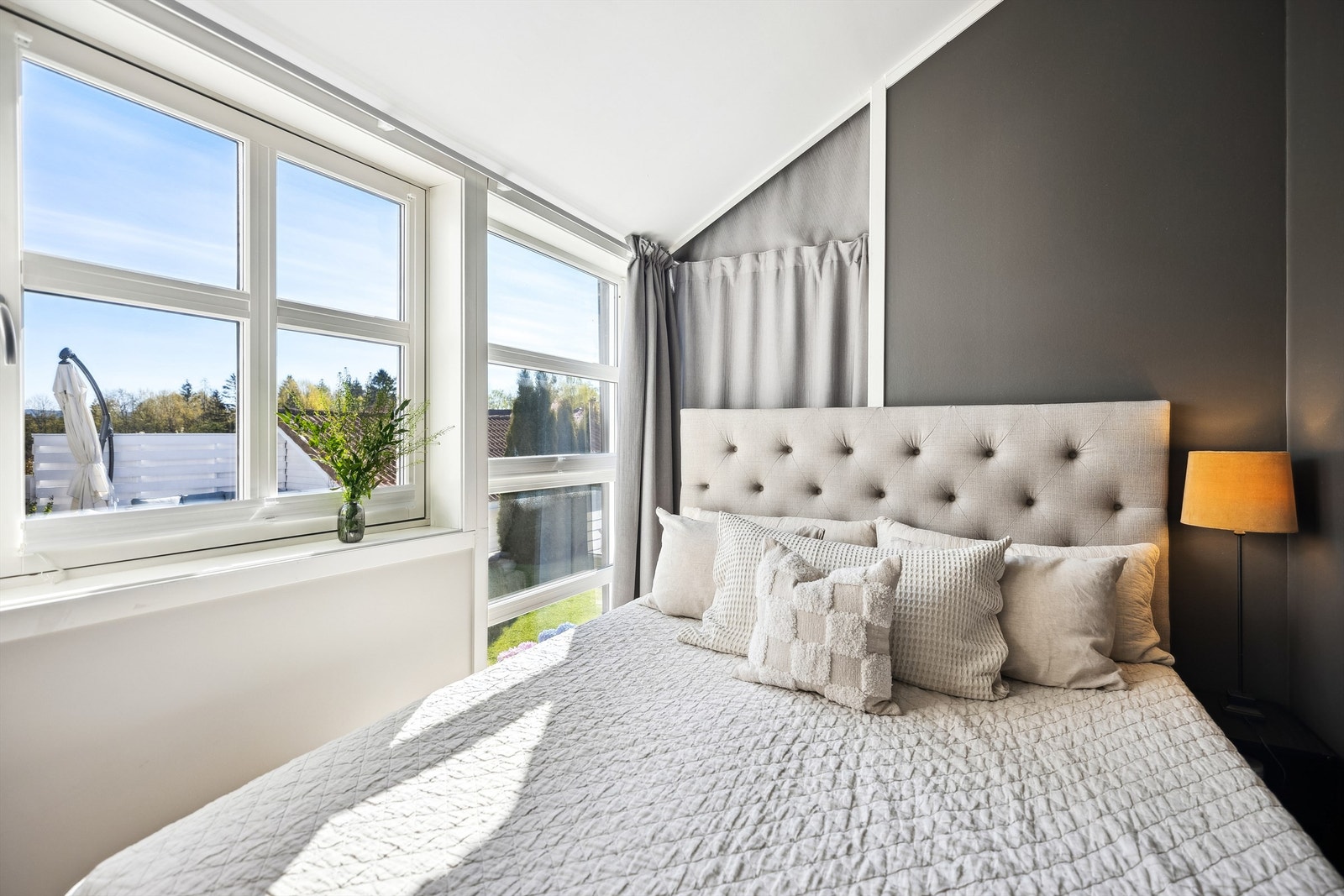 Rommet i 1.etg har generøs takhøyde og store vindusflater som slipper inn rikelig med naturlig lys og skaper en behagelig atmosfære. Galleribilde