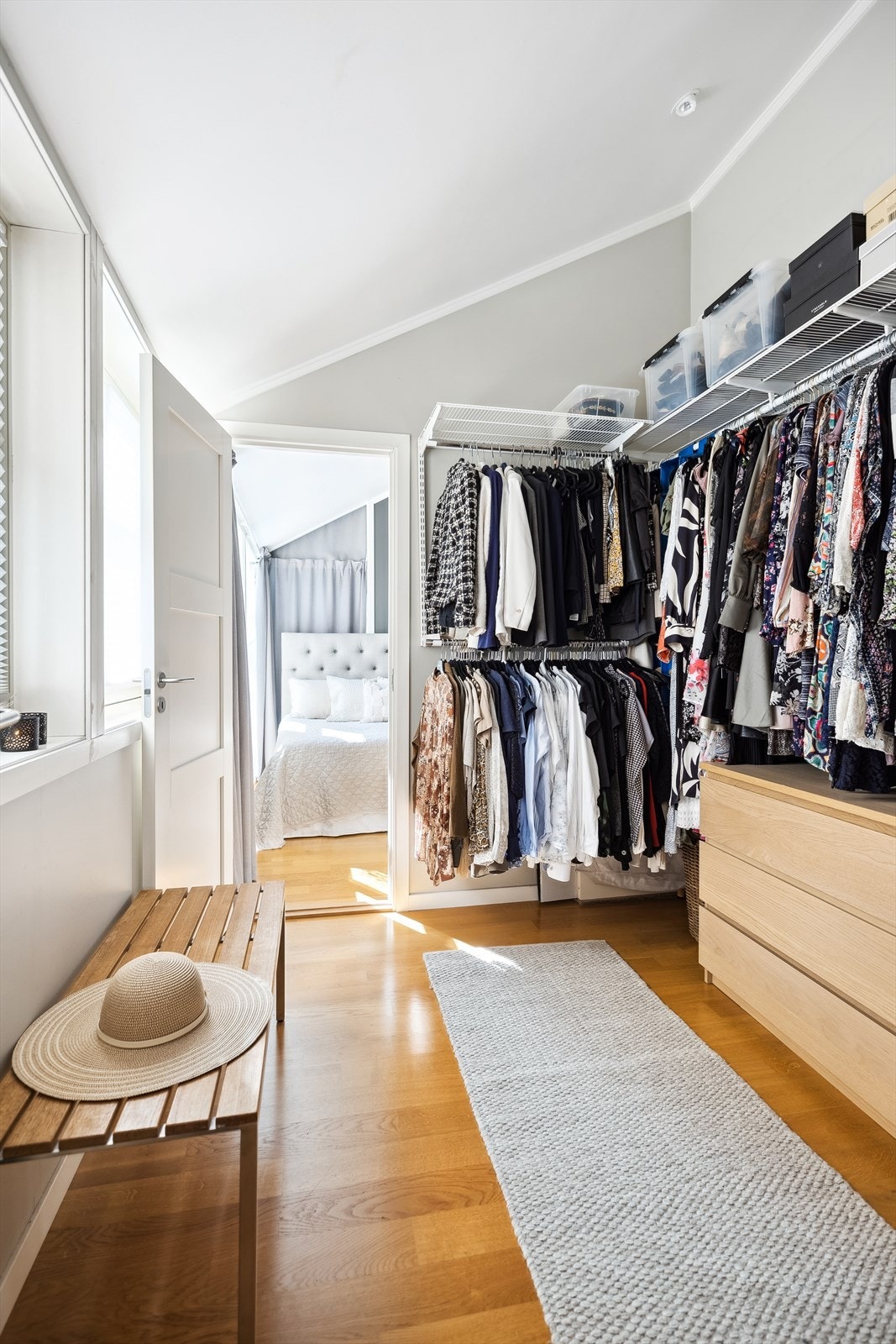 Rommet har adkomst via et stilfullt garderoberom, som gir en gjennomført og praktisk løsning. Galleribilde