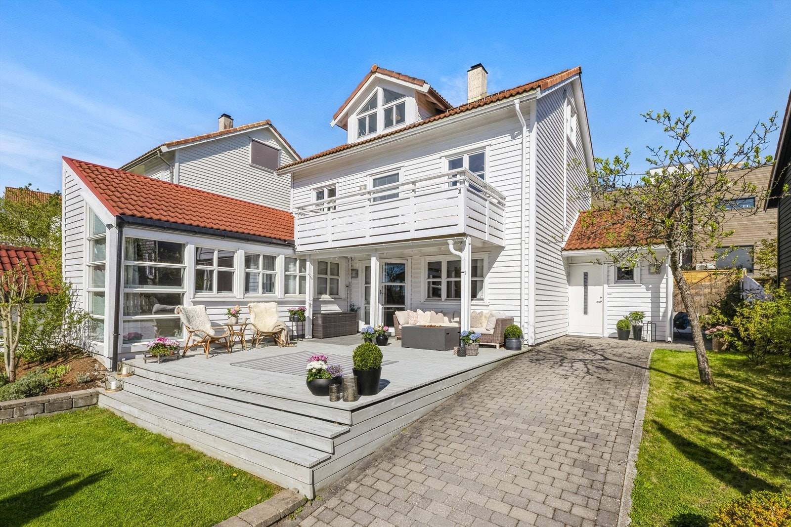 Den steinbelagte gangveien fra porten til inngangsdøren ønsker deg velkommen hjem Galleribilde