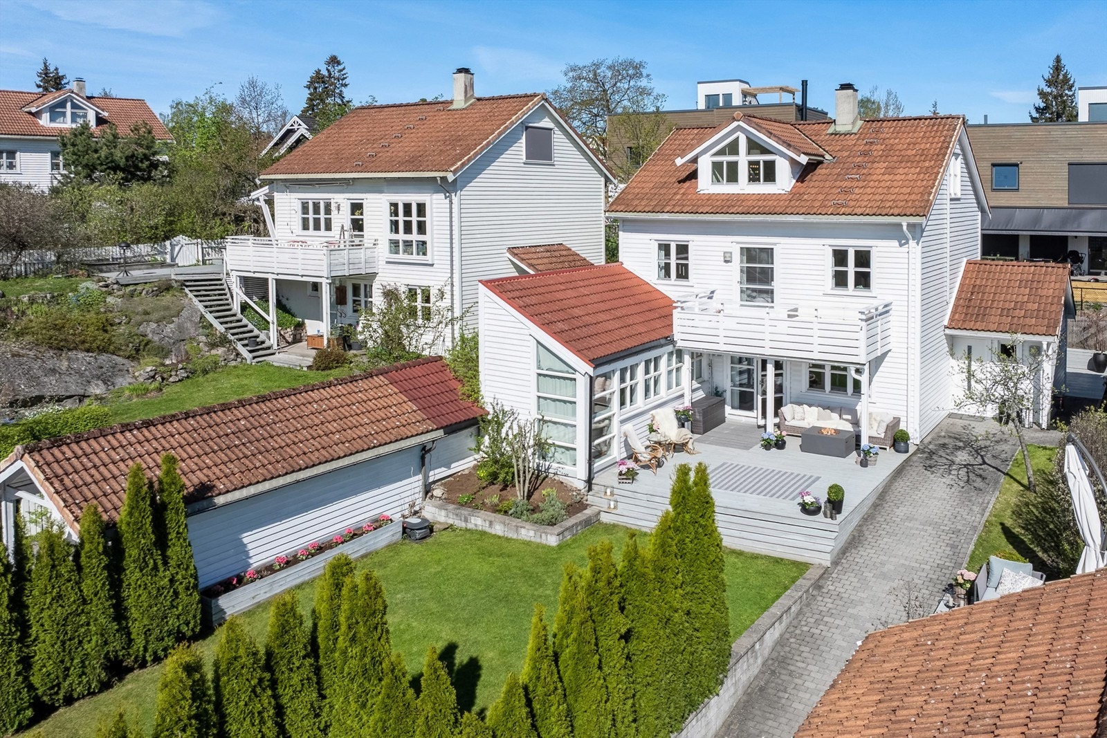 Skoklekroken 15 ligger idyllisk til i meget barnevennlig og attraktivt boområde på Skoklefall. Fra eiendommen er det gangavstand til skoler, barnehager, offentlig kommunikasjon og daglige servicetilbud Galleribilde