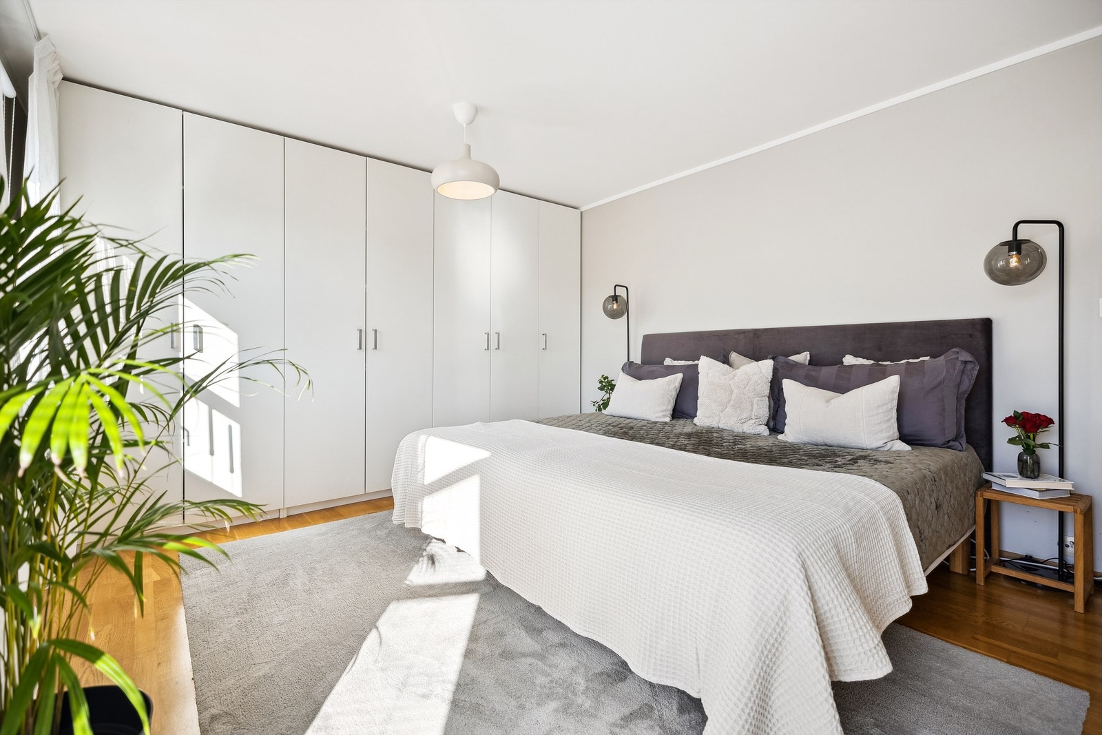 Det store hovedsoverommet i 2. etasje var opprinnelig to soverom. Det kan med enkle grep gjøres om til to soverom igjen. Galleribilde