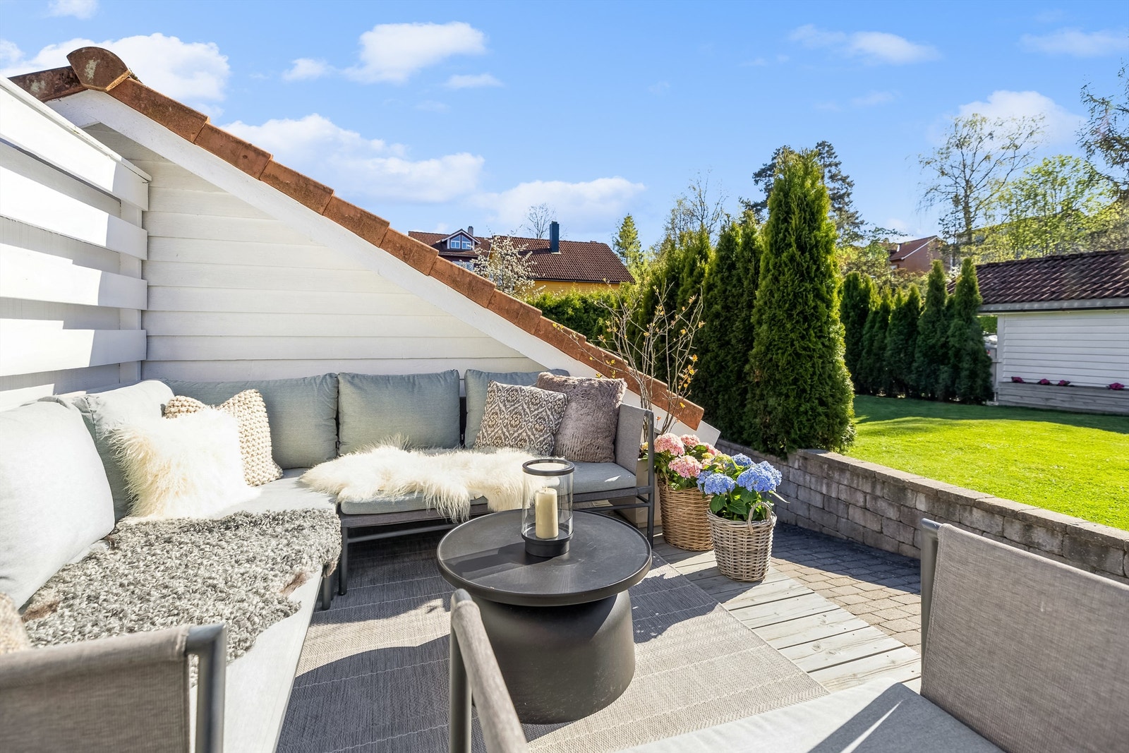 Bak garasjen finner du et koselig sitteområde, perfekt for rolige stunder. Galleribilde