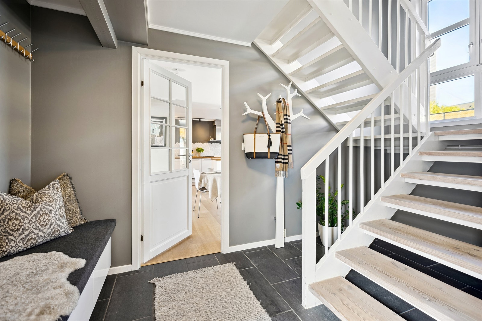 Praktisk og lekker entré som kombinerer funksjon og stil. Galleribilde