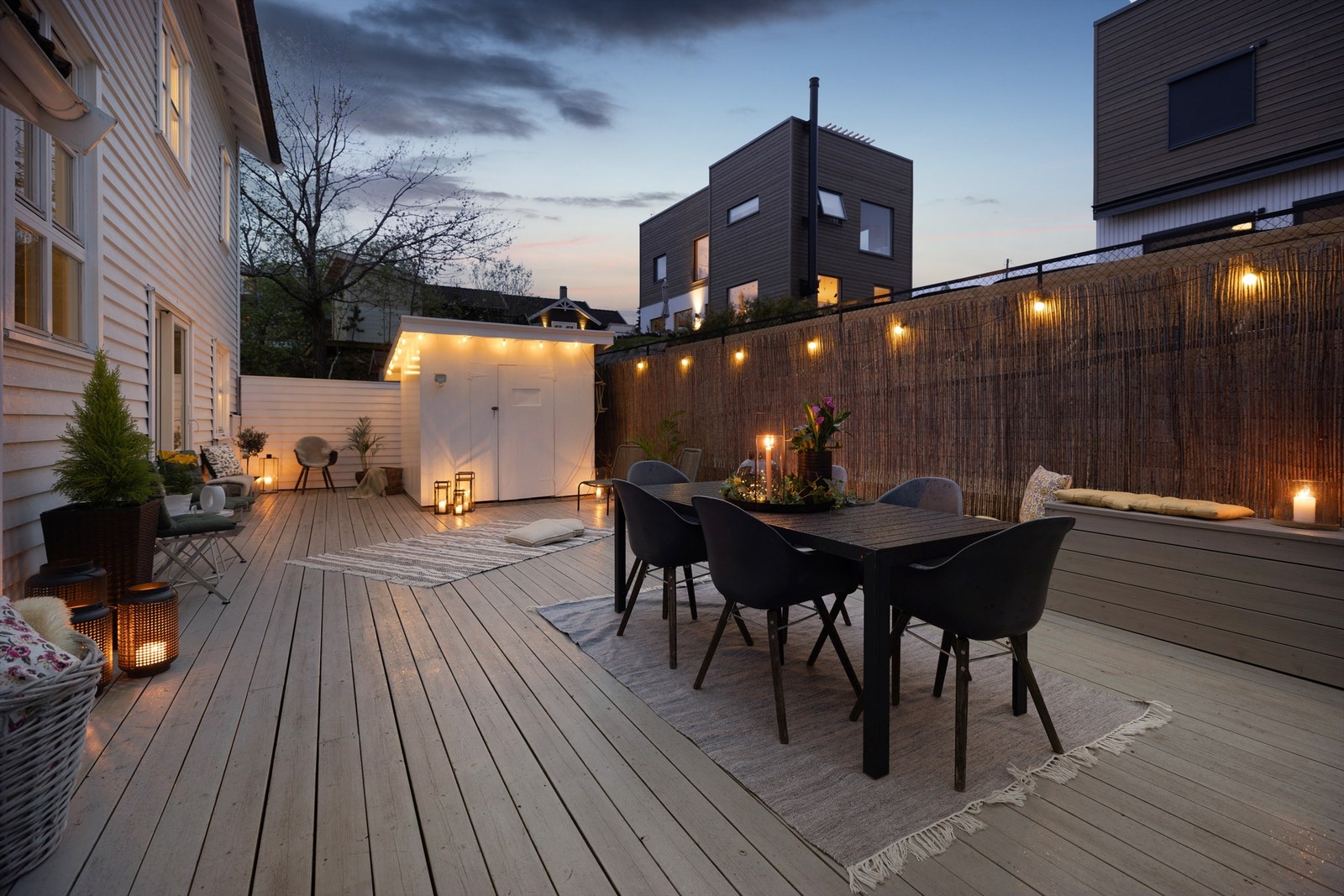 På terrassen er det også plassert en praktisk bod samt plassbyggede sittebenker. Perfekt sted for grillaktivitet, med lett tilgang til kjøkkenet. Galleribilde