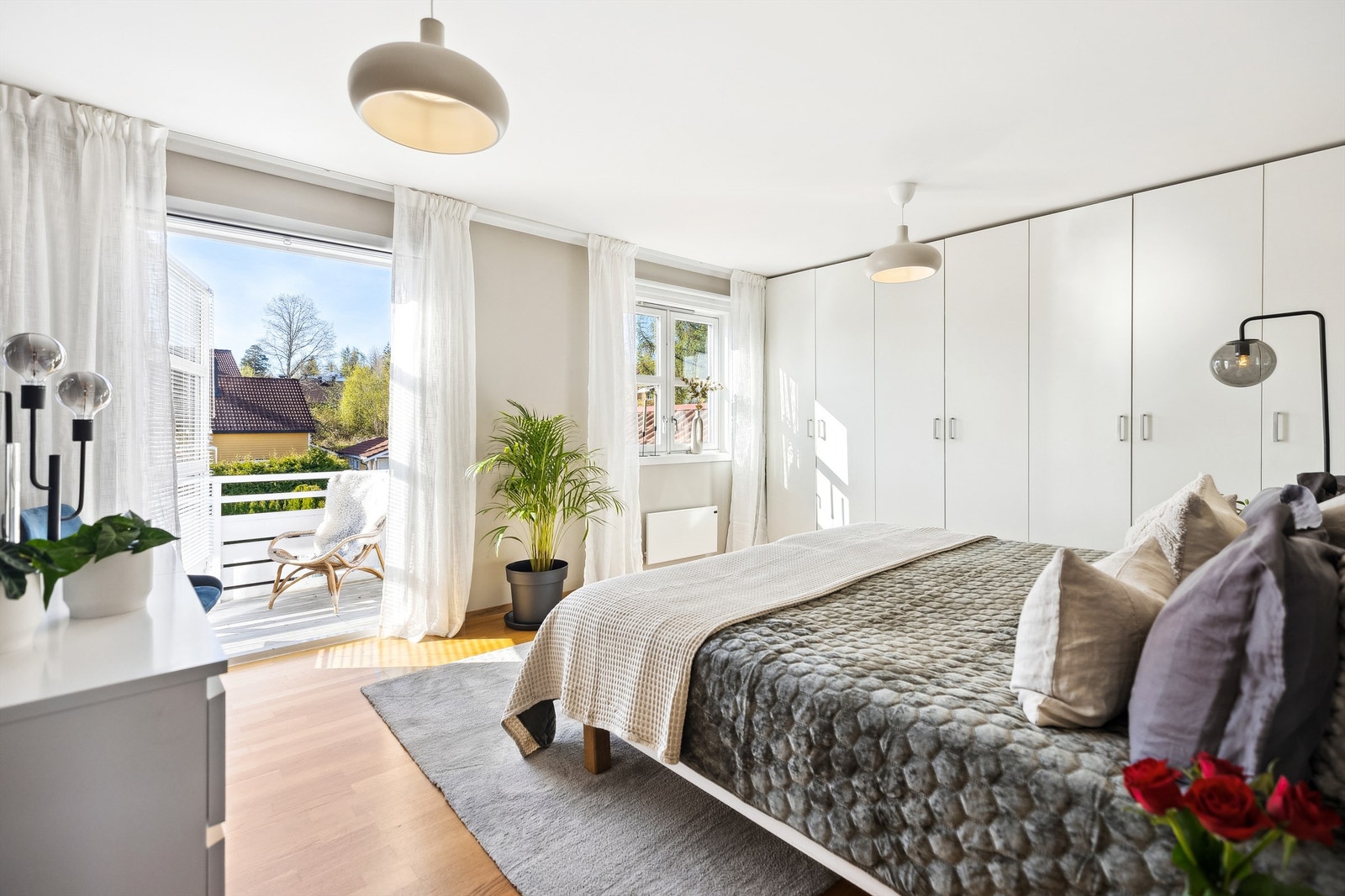 Hovedsoverommet i 2.etg har god garderobeplass og adkomst til solrik balkong. Galleribilde