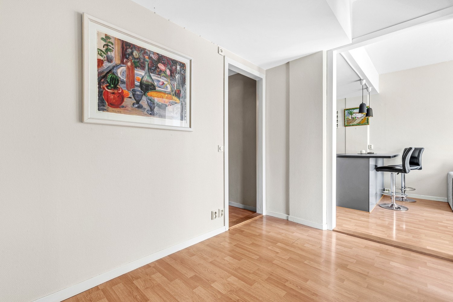 Leilighetens unike utforming byr på seperat spiseplass mellom stue og soverom. Galleribilde