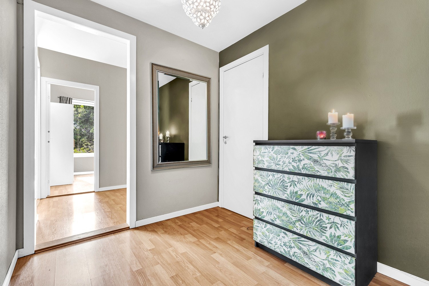 Bak inngangsdøren møtes du av en lys og innbydende leilighet. Galleribilde