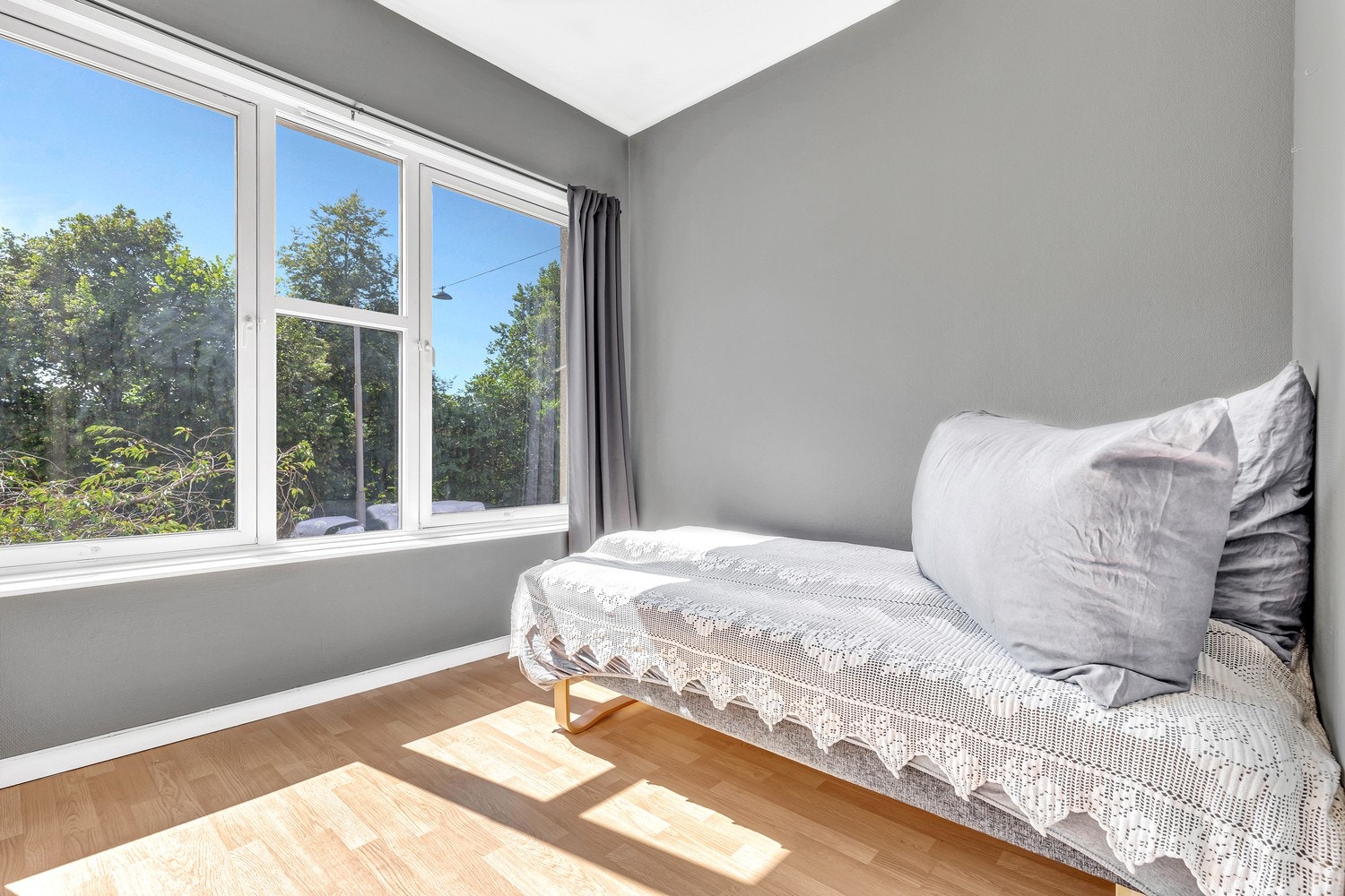 Lune fargevalg på vegger og et stort vindu. Galleribilde