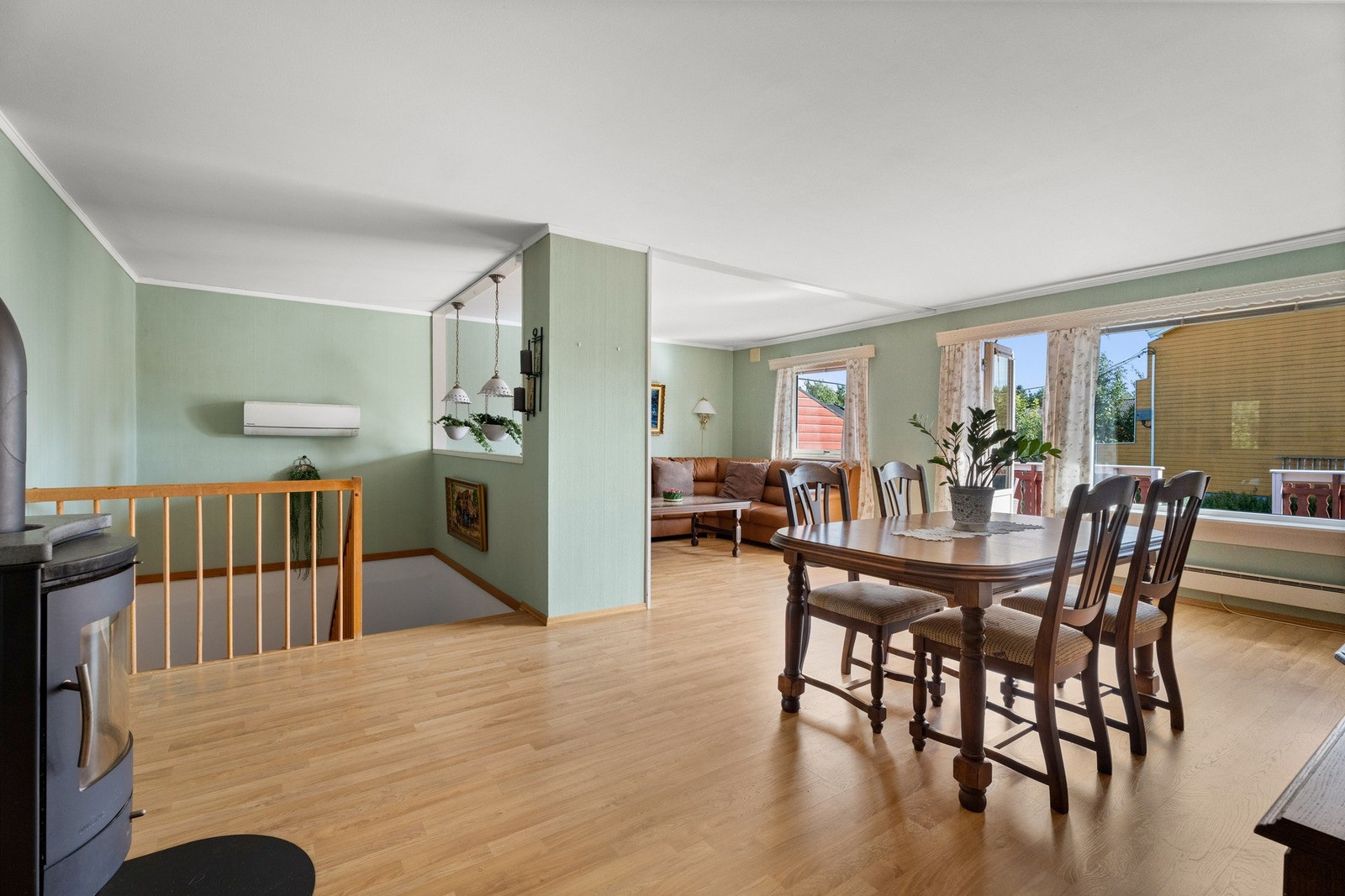 Stuen oppleves som romslig, luftig og innbydende. Galleribilde