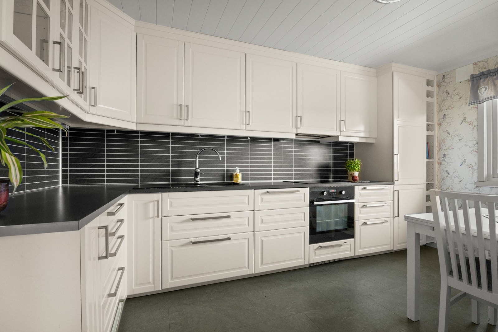 Pent kjøkken med integrerte hvitevarer. Galleribilde