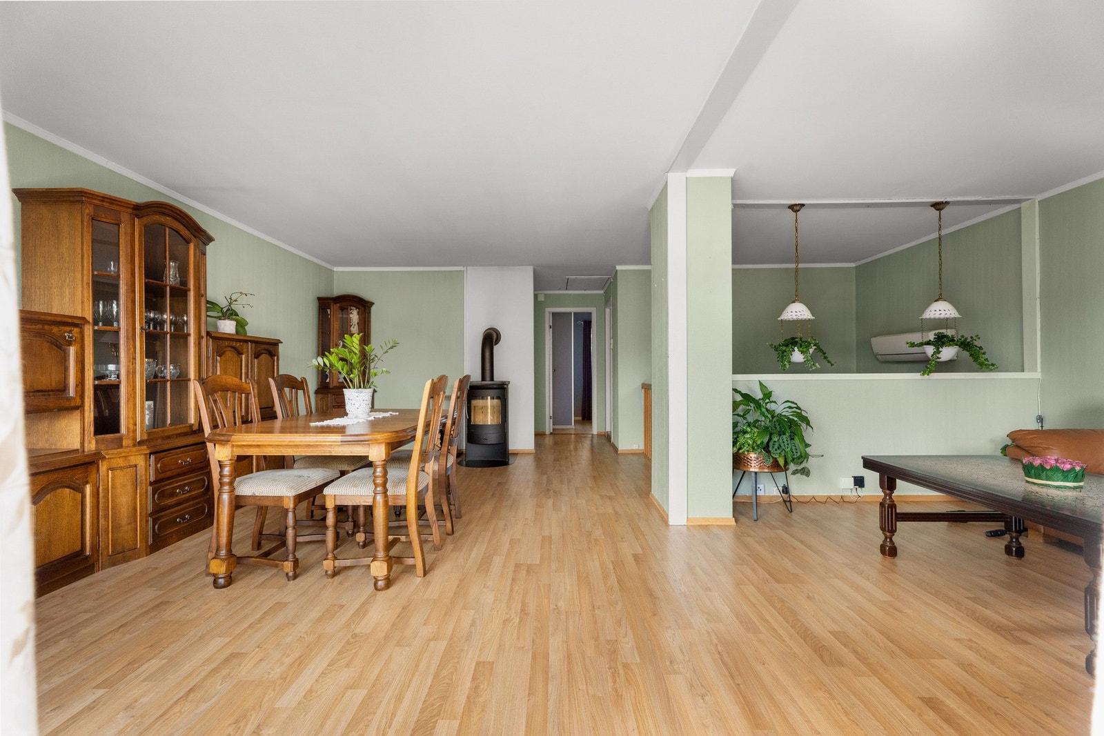 Stue med peisovn og varmepumpe. Galleribilde