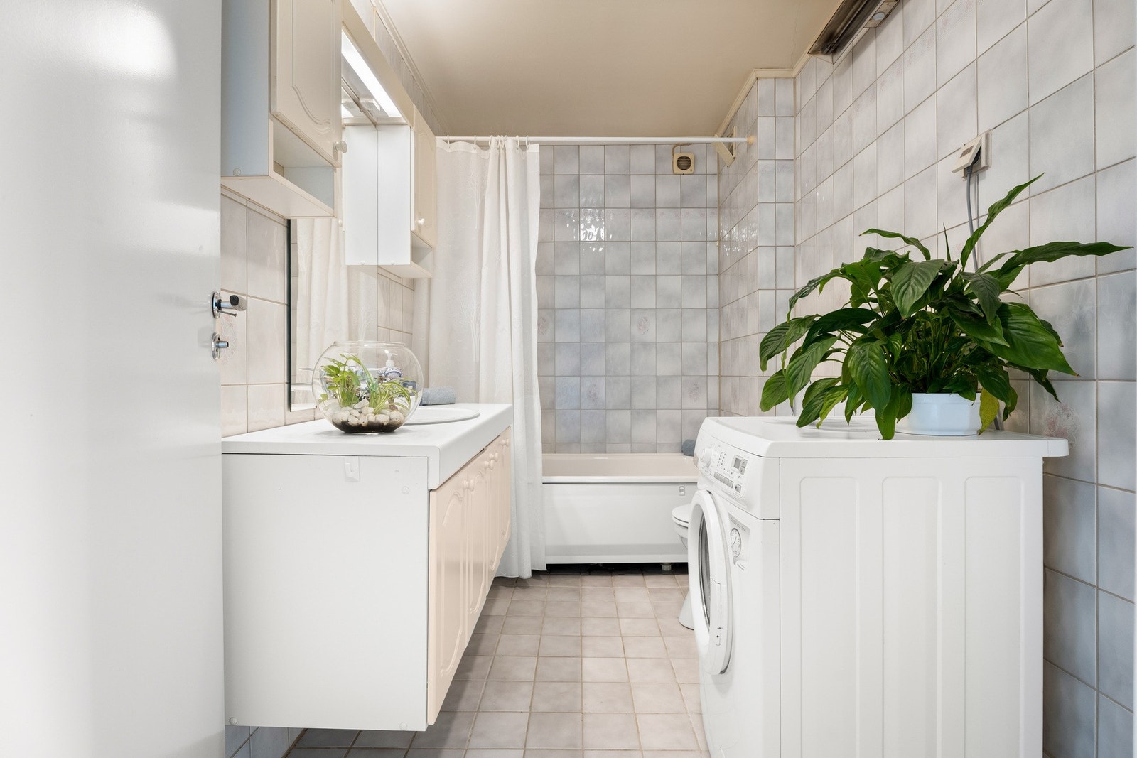 Pent, flislagt bad. Galleribilde